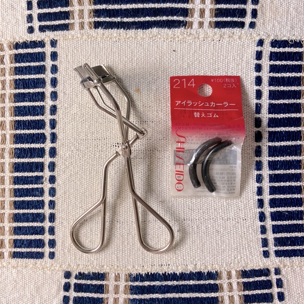 Shiseido eyelash curler with two refills